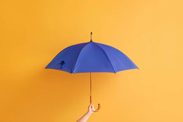 Mano Con Paraguas Elegante Sobre Fondo Color — Foto de Stock