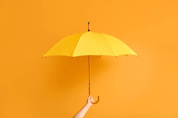 Main Avec Parapluie Élégant Sur Fond Couleur — Photo