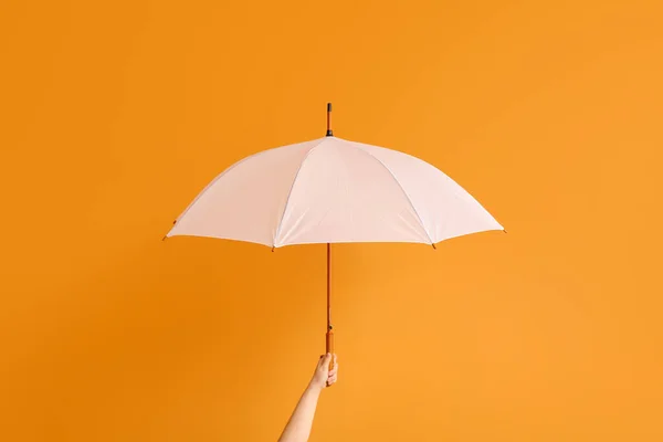 Mano Con Paraguas Elegante Sobre Fondo Color —  Fotos de Stock