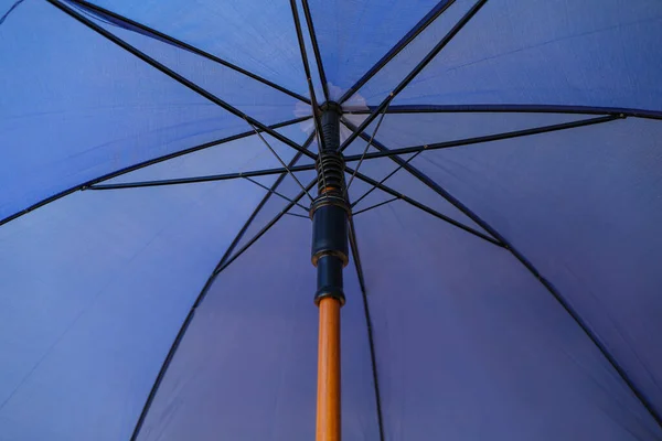 スタイリッシュな青い傘 クローズアップビュー — ストック写真