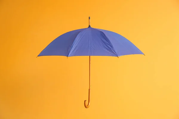 Stilvoller Regenschirm Auf Farbigem Hintergrund — Stockfoto