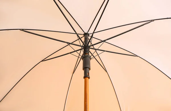 スタイリッシュな白い傘 クローズアップビュー — ストック写真