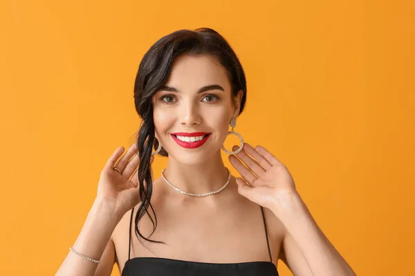 Mulher Bonita Usando Jóias Elegantes Fundo Cor — Fotografia de Stock