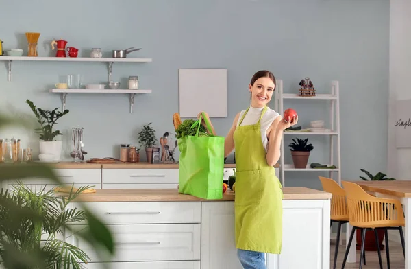 Mulher Desembalar Produtos Frescos Mercado Cozinha — Fotografia de Stock