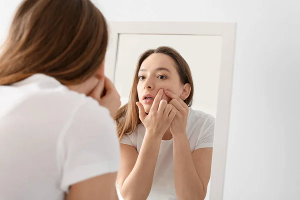 Mulher Nova Com Problema Acne Espinhas Squishing Frente Espelho — Fotografia de Stock