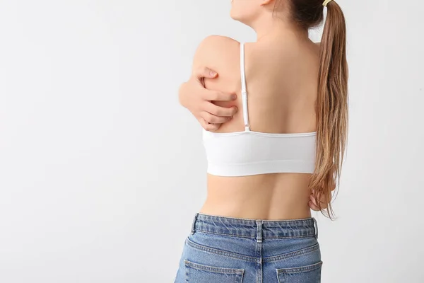 Ung Kvinna Repar Sin Hud Ljus Bakgrund — Stockfoto