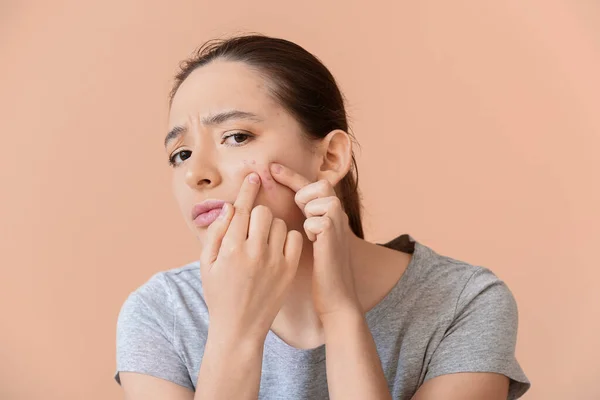 Mujer Joven Con Problemas Acné Aplastamiento Granos Fondo Color — Foto de Stock