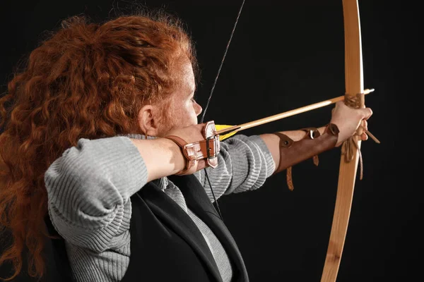 Pemanah Wanita Cantik Dengan Busur Latar Belakang Gelap — Stok Foto