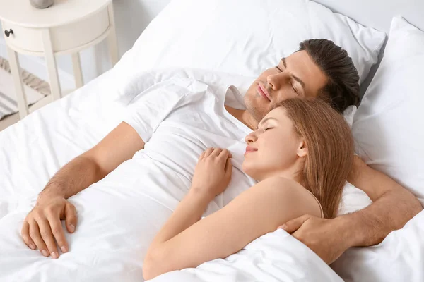 快乐的年轻夫妇睡在床上的早晨 — 图库照片