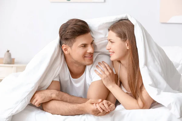 Mañana Feliz Pareja Joven Cama — Foto de Stock