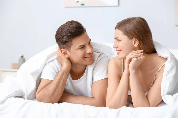 Manhã Feliz Jovem Casal Cama — Fotografia de Stock