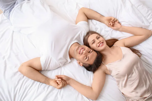 Ochtend Van Gelukkig Jong Paar Liggend Bed — Stockfoto