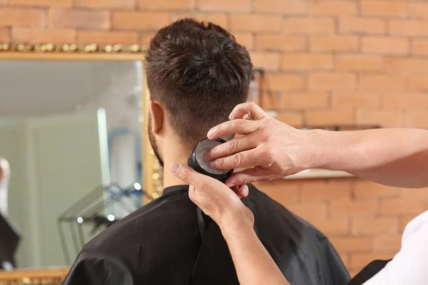 美发师在美容院与客户合作 — 图库照片