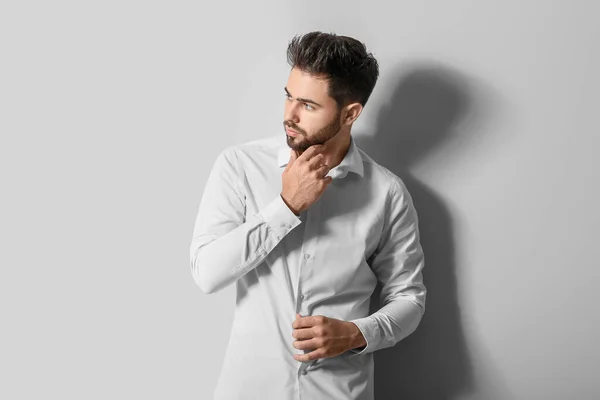 Hombre Guapo Con Peinado Elegante Sobre Fondo Blanco —  Fotos de Stock