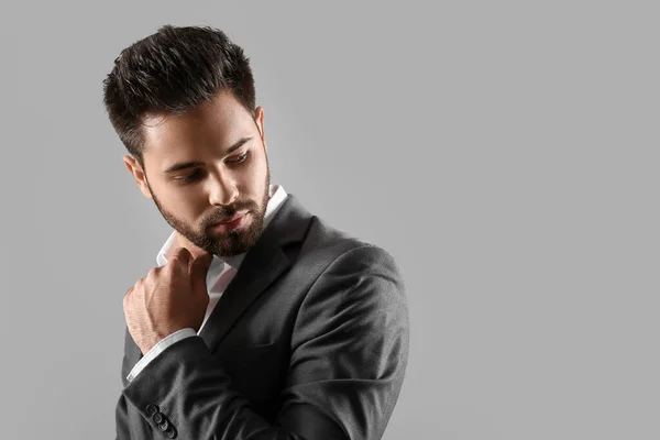 Hombre Guapo Con Peinado Elegante Sobre Fondo Gris —  Fotos de Stock