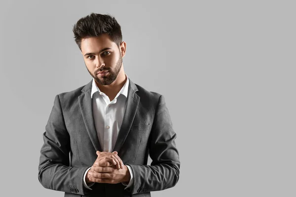 Hombre Guapo Con Peinado Elegante Sobre Fondo Gris —  Fotos de Stock