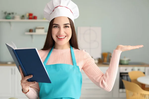 Ung Kvinna Med Receptbok Köket — Stockfoto