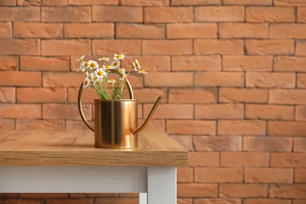 Tuğla Duvarın Yanındaki Masada Güzel Papatya Çiçekleri Olan Kutusu — Stok fotoğraf