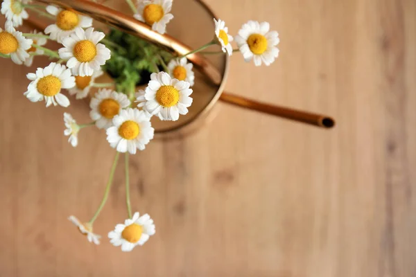 Arrosoir Avec Belles Camomilles Sur Table Vue Sur Dessus — Photo