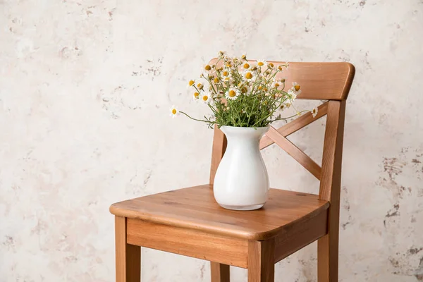 Vase Mit Schönen Kamillen Auf Stuhl Vor Hellem Hintergrund — Stockfoto