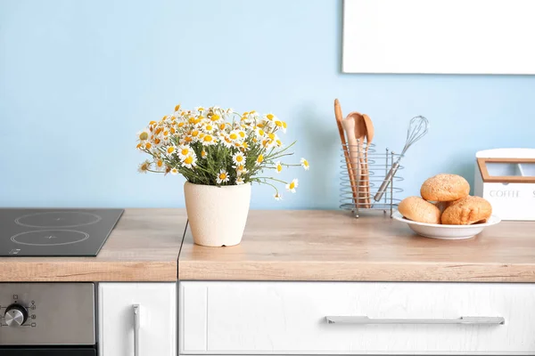 Vase Beautiful Chamomiles Table Kitchen — Stock Photo, Image