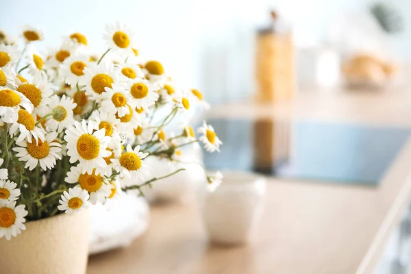 Vase Avec Belles Camomilles Sur Table Dans Cuisine Gros Plan — Photo