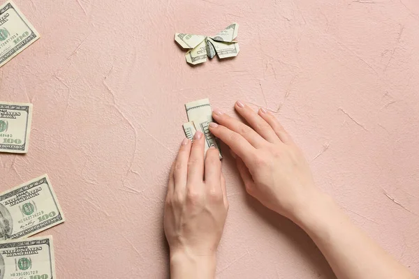 Mulher Fazendo Figuras Origami Partir Notas Dólar Mesa — Fotografia de Stock