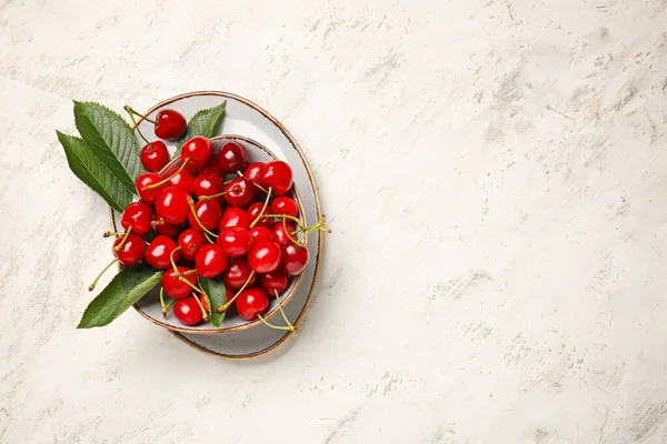 Bowl Sweet Cherry Light Background — Stock Photo, Image