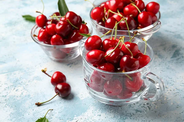 Cristalería Con Cereza Dulce Sobre Fondo Color —  Fotos de Stock