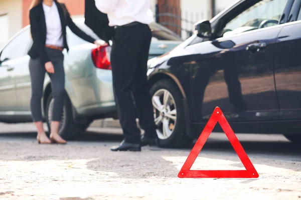 Señal Parada Emergencia Cerca Coches Rotos Después Accidente Carretera — Foto de Stock