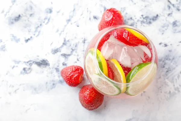 Glas Frische Erdbeer Limonade Auf Dem Tisch — Stockfoto