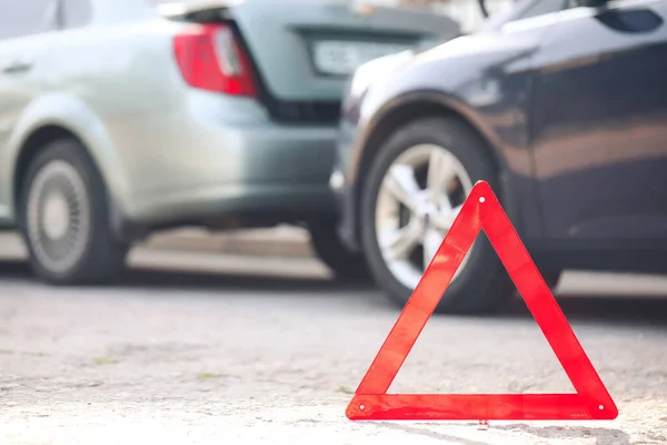 Awaryjny Znak Stopu Pobliżu Zepsutych Samochodów Wypadku Drodze — Zdjęcie stockowe