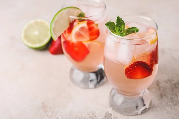 Glasses Fresh Strawberry Lemonade Table — Stock Photo, Image