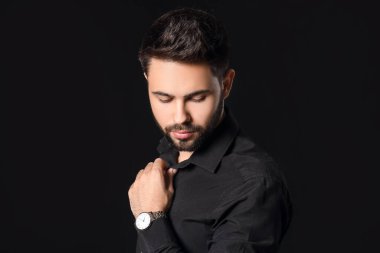 Koyu renkli şık genç adam