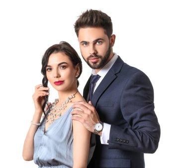 Beyaz arka planda şık aksesuarlar giyen genç bir çift.