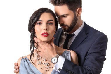 Beyaz arka planda şık aksesuarlar giyen genç bir çift.