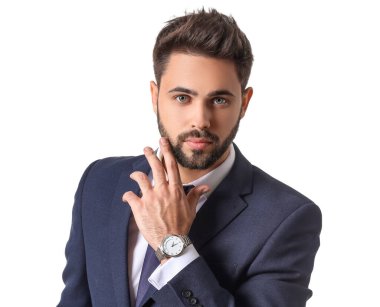 Beyaz arka planda şık bir genç adam