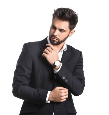 Beyaz arka planda şık saç stili olan yakışıklı adam.