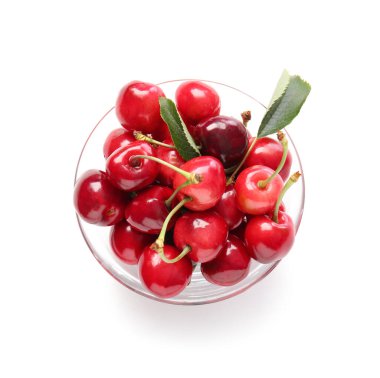 Beyaz arka planda tatlı kirazlı kase