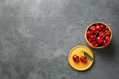 Gri arka planda tatlı kirazlı kutu