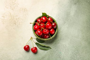 Arka planda tatlı kirazlı kase