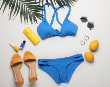 Açık arkaplanda plaj aksesuarları olan yaz kompozisyonu