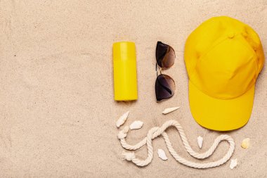 Kum zemininde şık plaj aksesuarları