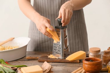 Yemek masasında lezzetli makarna hazırlayan bir kadın.