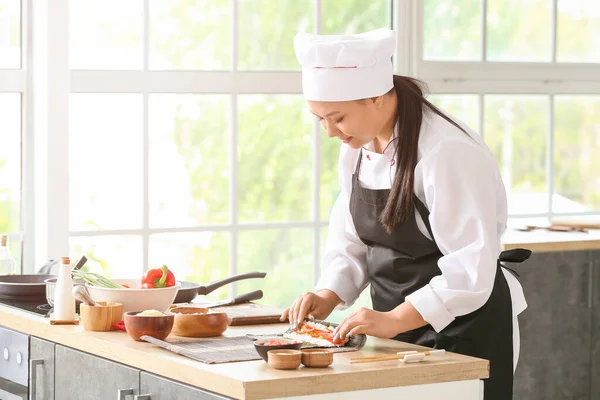 美丽的亚洲厨师在厨房做饭 — 图库照片