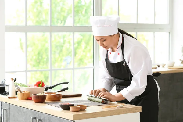 美丽的亚洲厨师在厨房做饭 — 图库照片