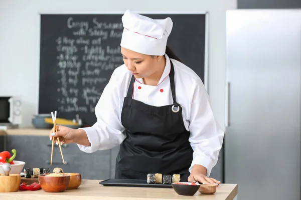 Mooie Aziatische Chef Koken Keuken — Stockfoto