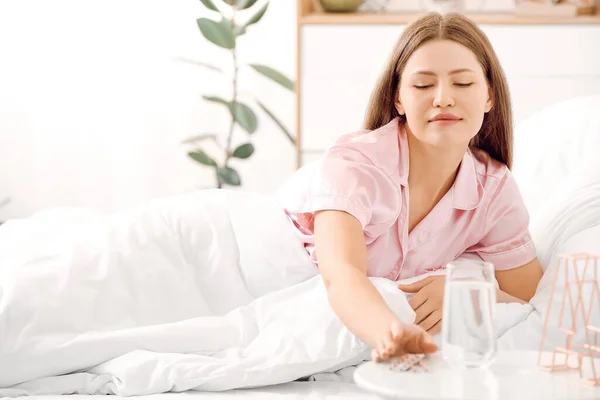 Young Woman Taking Sleeping Pills Bedroom — Stock Photo, Image