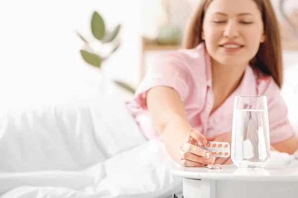 Young Woman Taking Sleeping Pills Bedroom — Stock Photo, Image