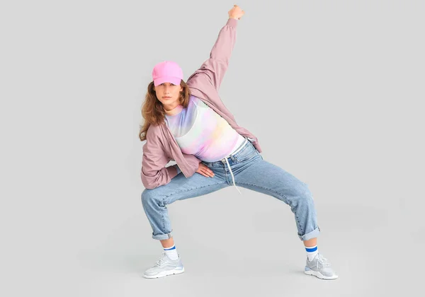 Vacker Kvinnlig Hip Hop Dansare Grå Bakgrund — Stockfoto